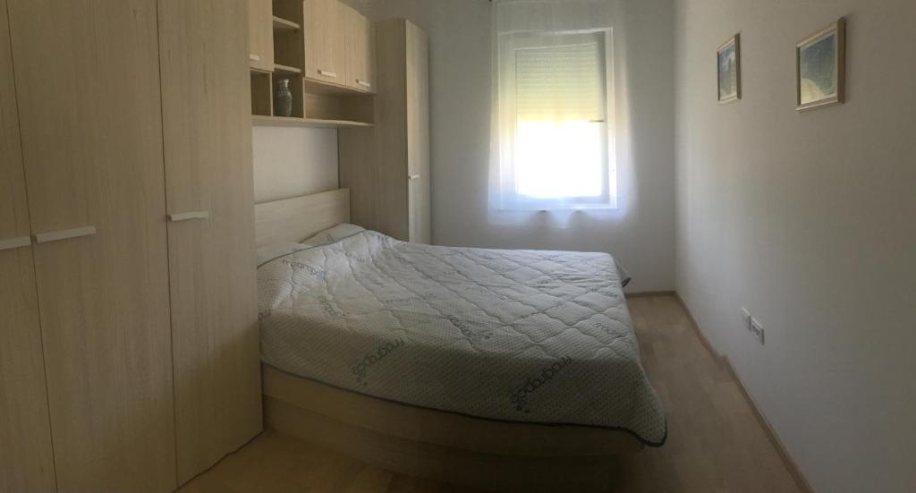 Postel nebo postele na pokoji v ubytování Holly apartman