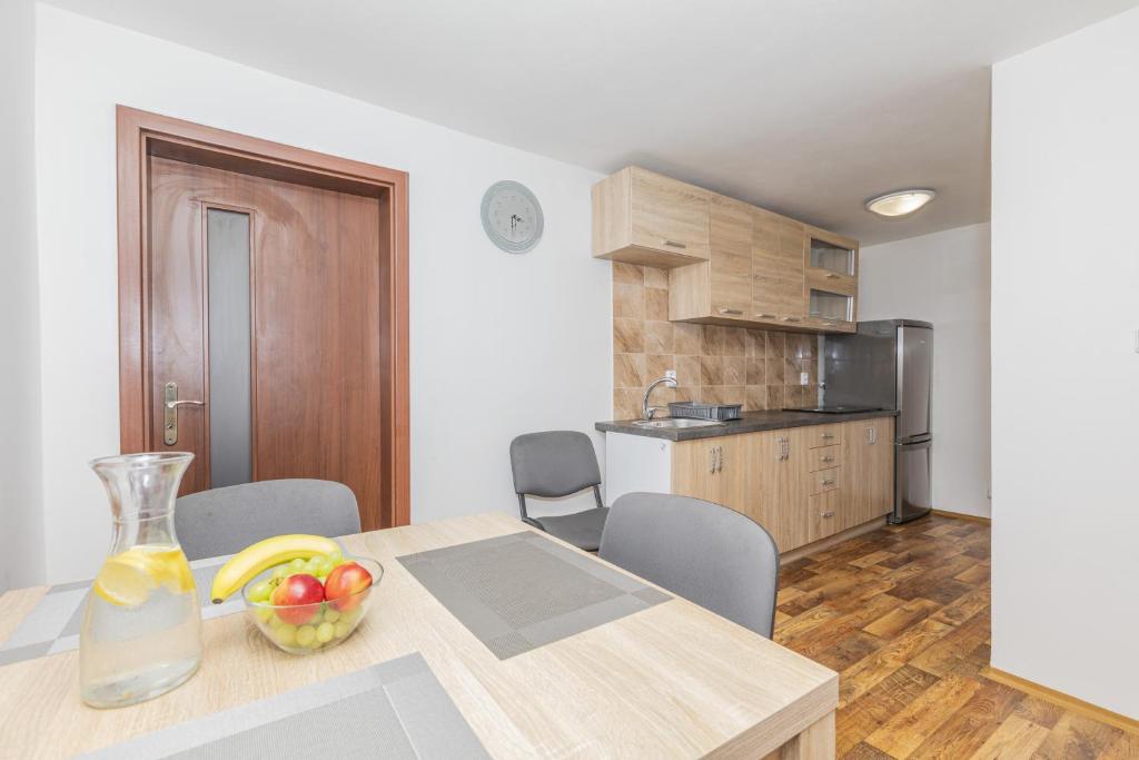 Kuchyň nebo kuchyňský kout v ubytování Apartmány Pod Řípem