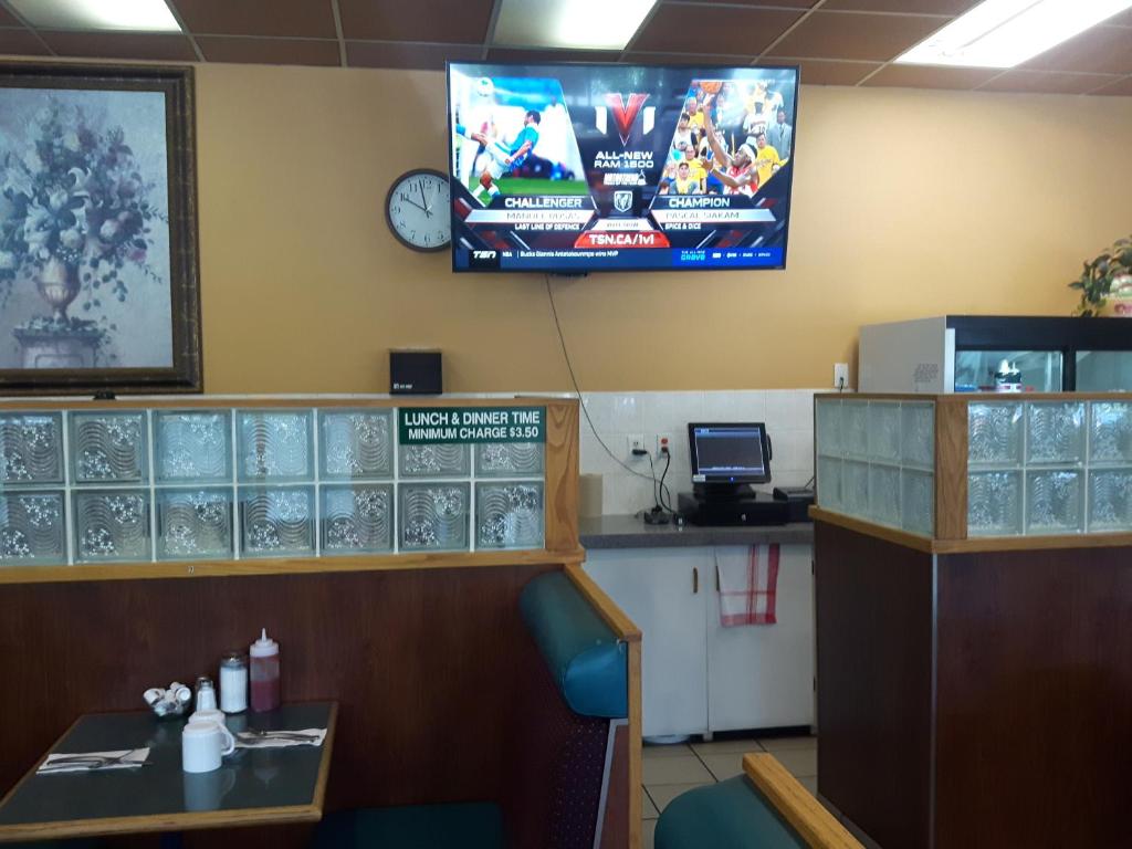 TV a/nebo společenská místnost v ubytování Fuller Lake Chemainus Motel