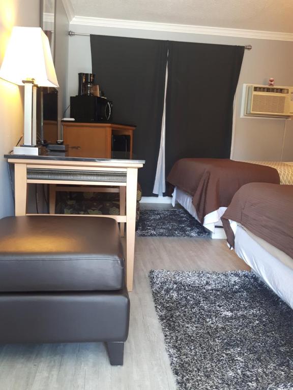 Postel nebo postele na pokoji v ubytování Fuller Lake Chemainus Motel