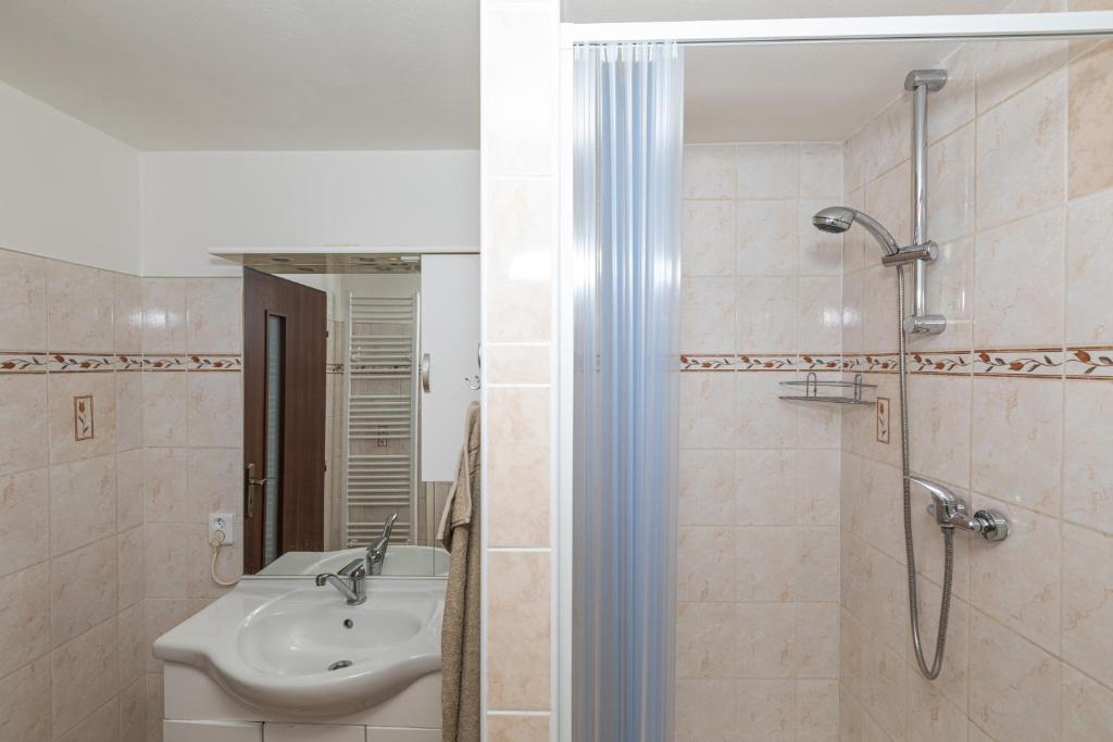 Koupelna v ubytování Apartmány Pod Řípem