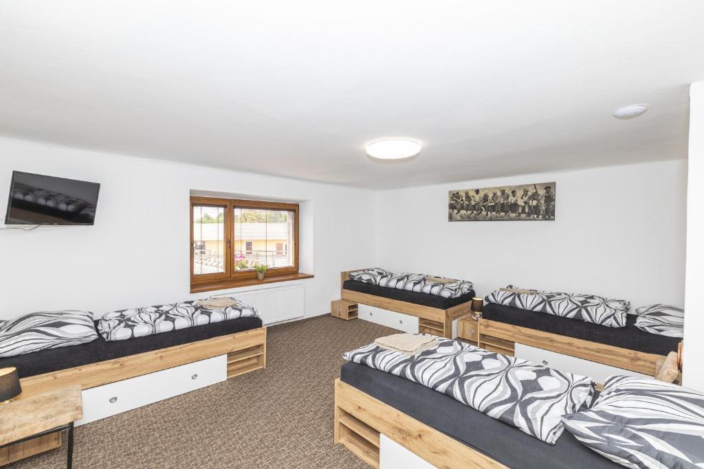 Postel nebo postele na pokoji v ubytování Apartmány Pod Řípem