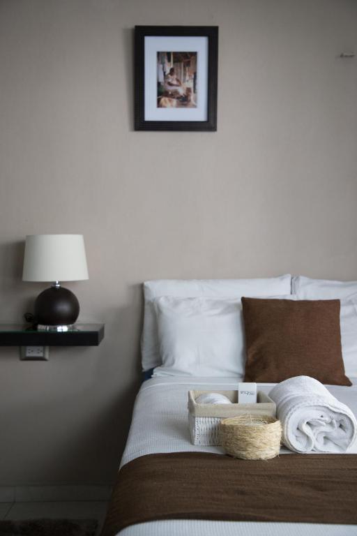 Un dormitorio con una cama con toallas. en Margarett Hotel, en Valladolid