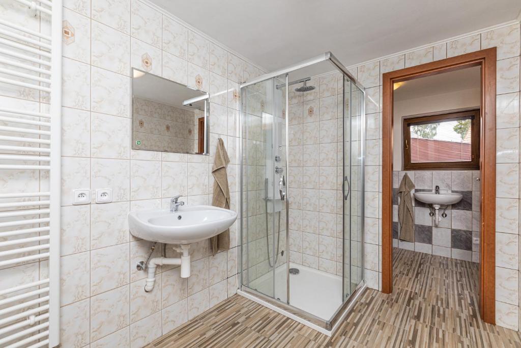 Koupelna v ubytování Apartmány Pod Řípem