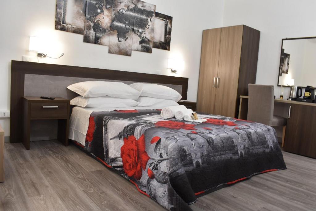 una camera con un letto con una coperta nera e rossa di B&B Vicomare a Crotone