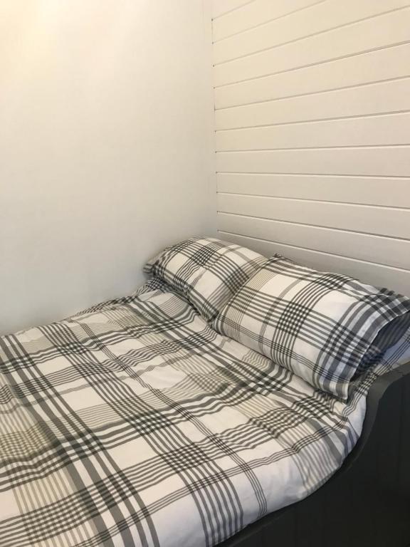 1 cama no hecha en una esquina de una habitación en Star Cabin Lairg, en Lairg