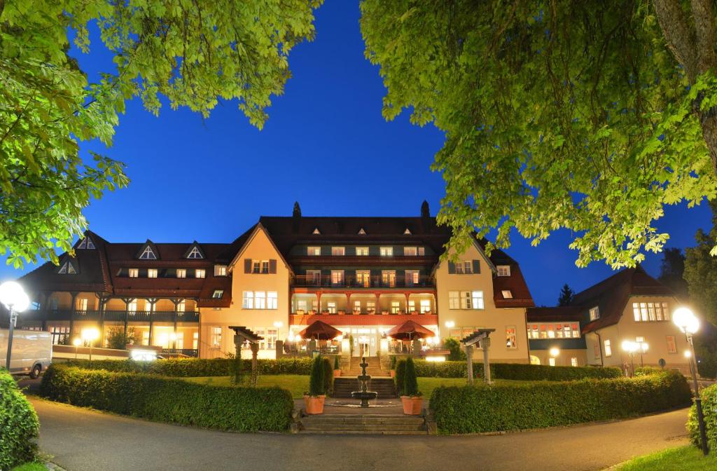 a large building at night with lights at Schwarzwald Parkhotel in Königsfeld im Schwarzwald