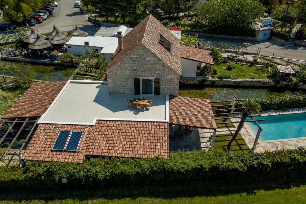 Bazén v ubytovaní Villa Draga Paradise pool villa in Split alebo v jeho blízkosti