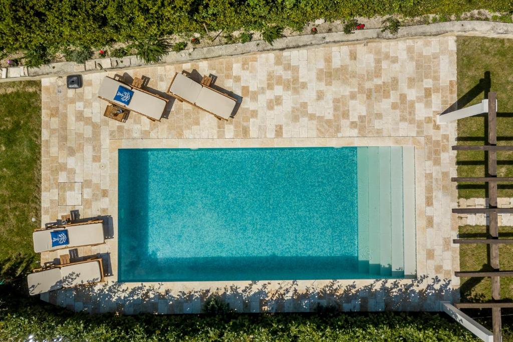 vista sul soffitto di una piscina con sedie di Villa Draga Paradise pool villa in Split a Solin (Salona)
