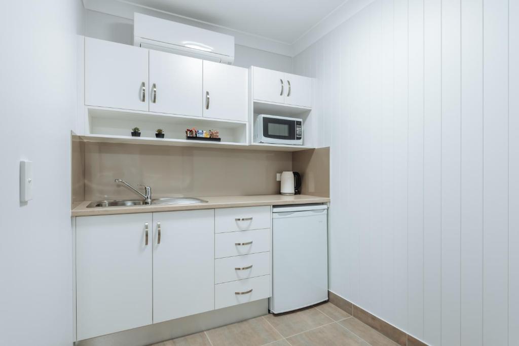 Kuchyň nebo kuchyňský kout v ubytování Raintree Motel Biloela