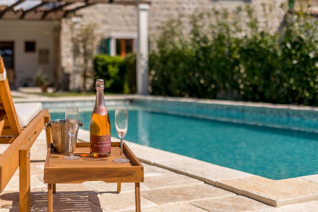 Bazén v ubytovaní Villa Draga Paradise pool villa in Split alebo v jeho blízkosti
