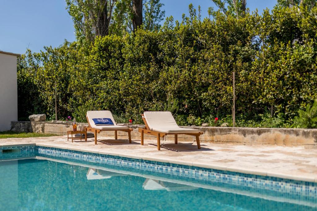 Bazén v ubytovaní Villa Draga Paradise pool villa in Split alebo v jeho blízkosti