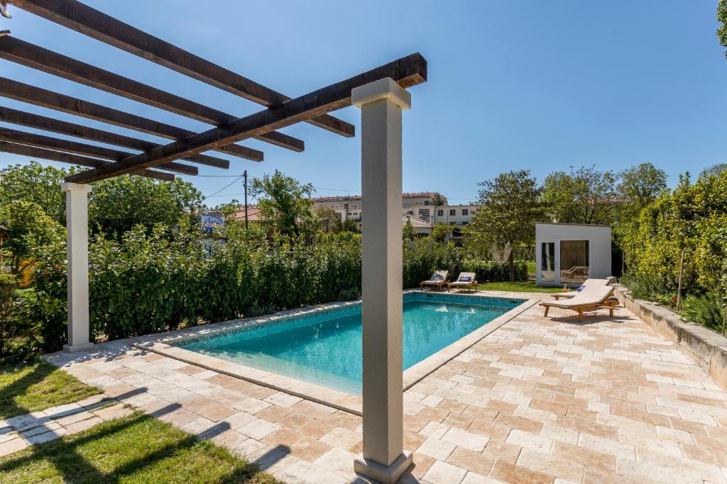 Bazén v ubytovaní Villa Draga Paradise pool villa in Split alebo v jeho blízkosti