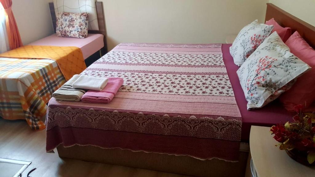 Postel nebo postele na pokoji v ubytování GökMavi Pansiyon