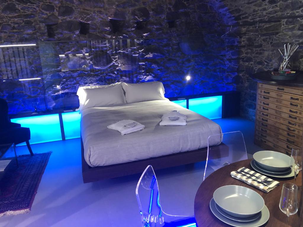 sypialnia z łóżkiem i stołem z płytami w obiekcie Blu Lune w mieście Riomaggiore