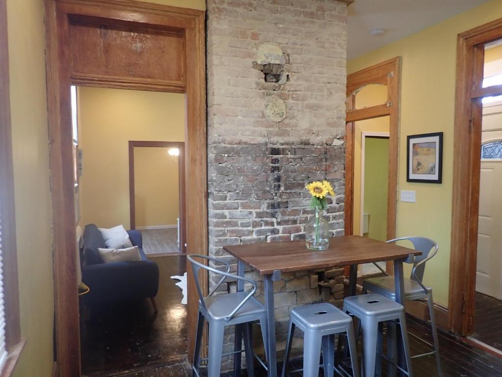 comedor con mesa y sillas en Historic Modern Uptown Home ll en Nueva Orleans