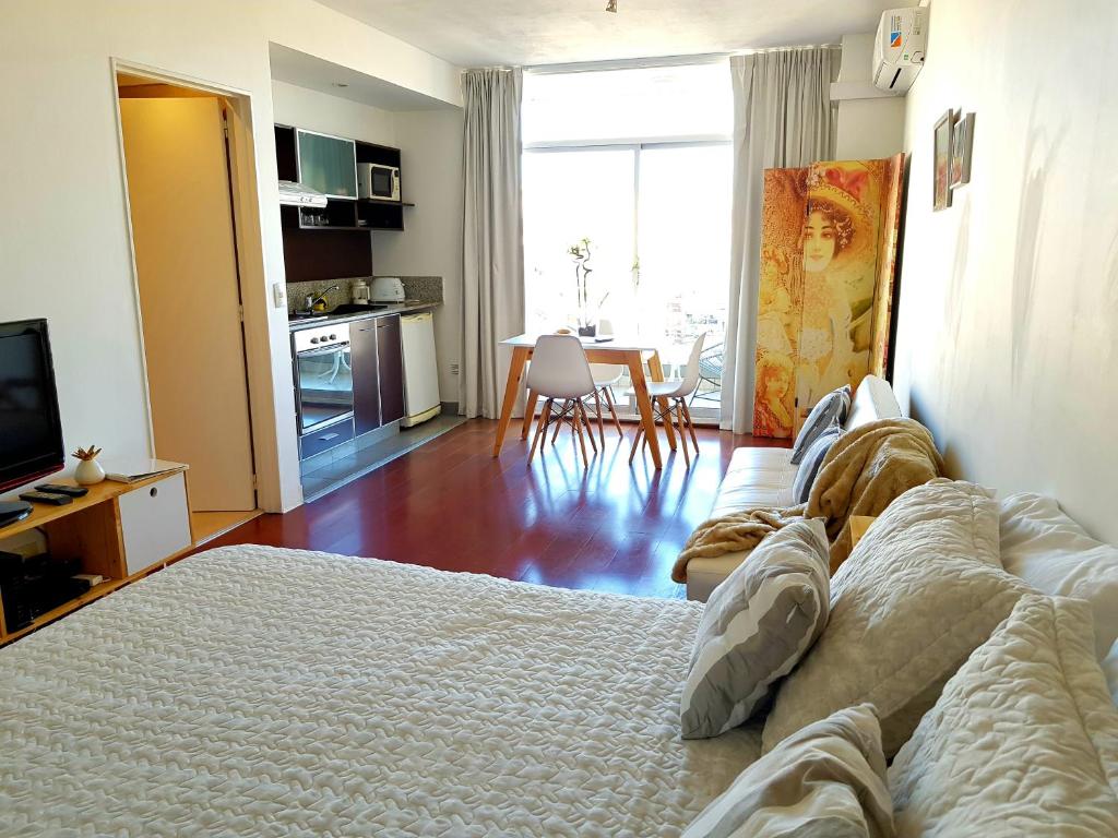 um quarto com uma cama e uma sala de estar em Recoleta Apart Swim & Relax em Buenos Aires