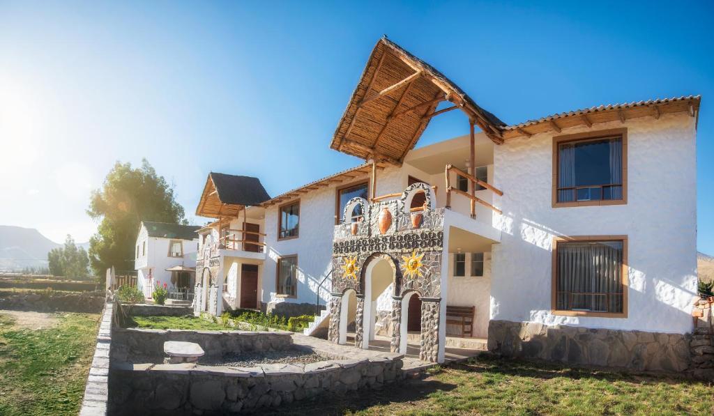 ein Haus mit einem Tor davor in der Unterkunft Le Foyer Colca in Yanque