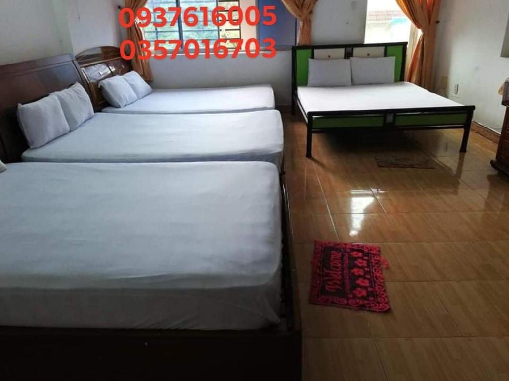 Giường trong phòng chung tại Ngoc Phung Guesthouse