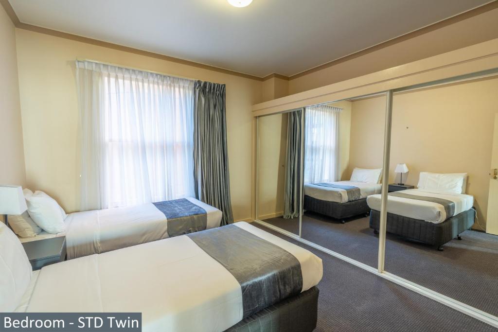 Postel nebo postele na pokoji v ubytování Clocktower Apartment Hotel