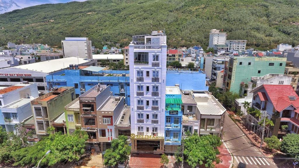 un edificio alto y blanco en medio de una ciudad en Selima Hotel, en Quy Nhon