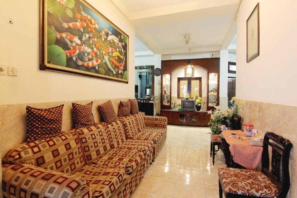 sala de estar con sofá y mesa en Wanderlust Homestay, en Yogyakarta