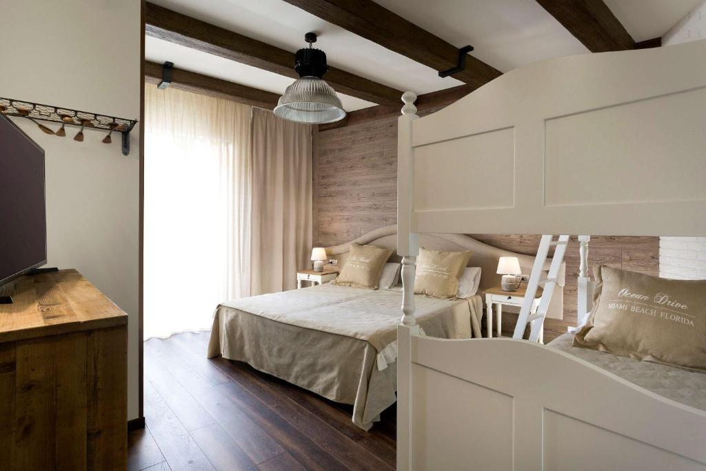 
Deluxe Room with Balcony and Sea View
