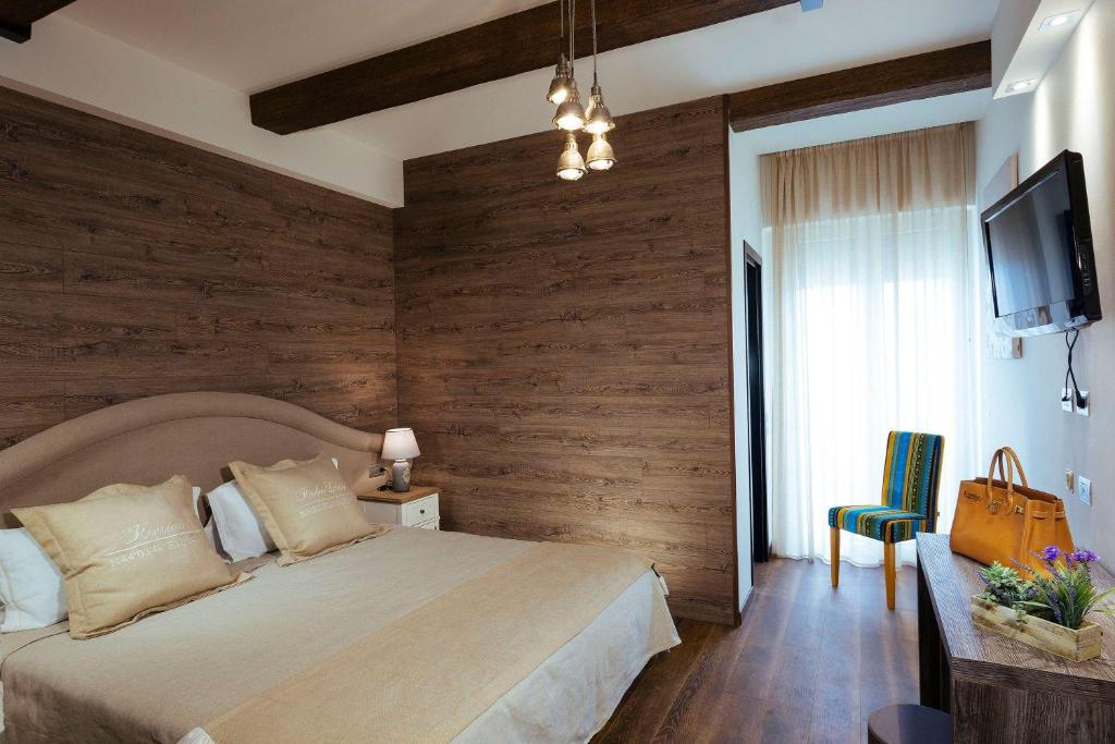 
Deluxe King Room with Balcony and Sea View
