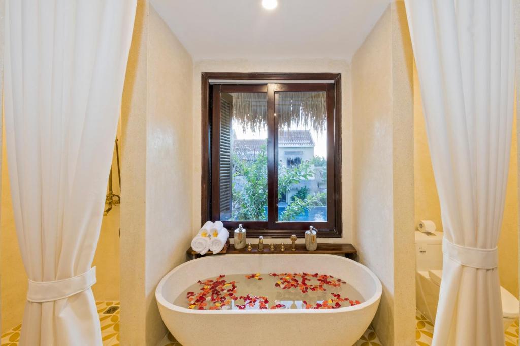 Executive Suite with External or Internal Bathtub