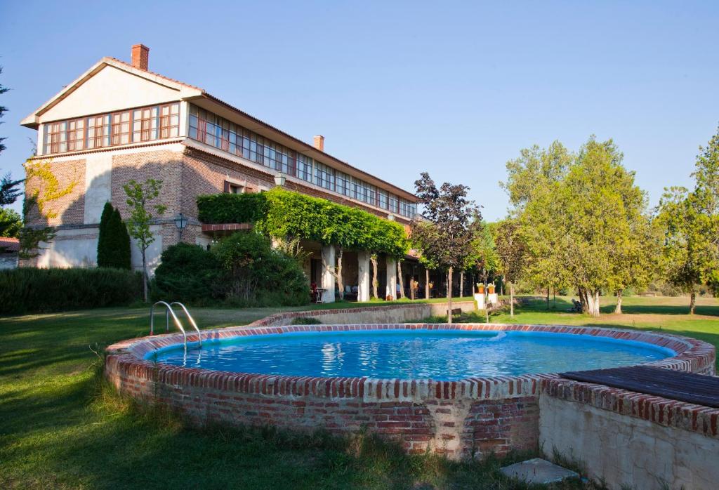 una piscina frente a una casa en Posada Real del Pinar, en Pozal de Gallinas