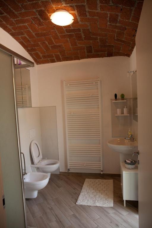 łazienka z 2 toaletami i 2 umywalkami w obiekcie casa margherita w mieście Borgo San Dalmazzo