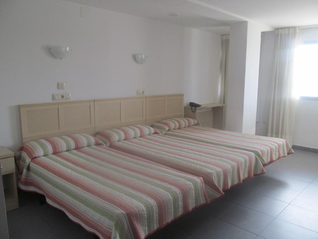 Postel nebo postele na pokoji v ubytování Hotel Cogullada