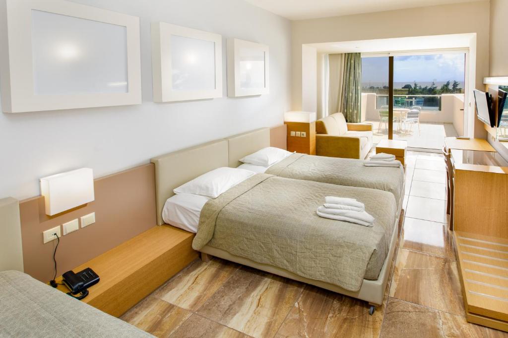 Postel nebo postele na pokoji v ubytování Sovereign Beach Hotel
