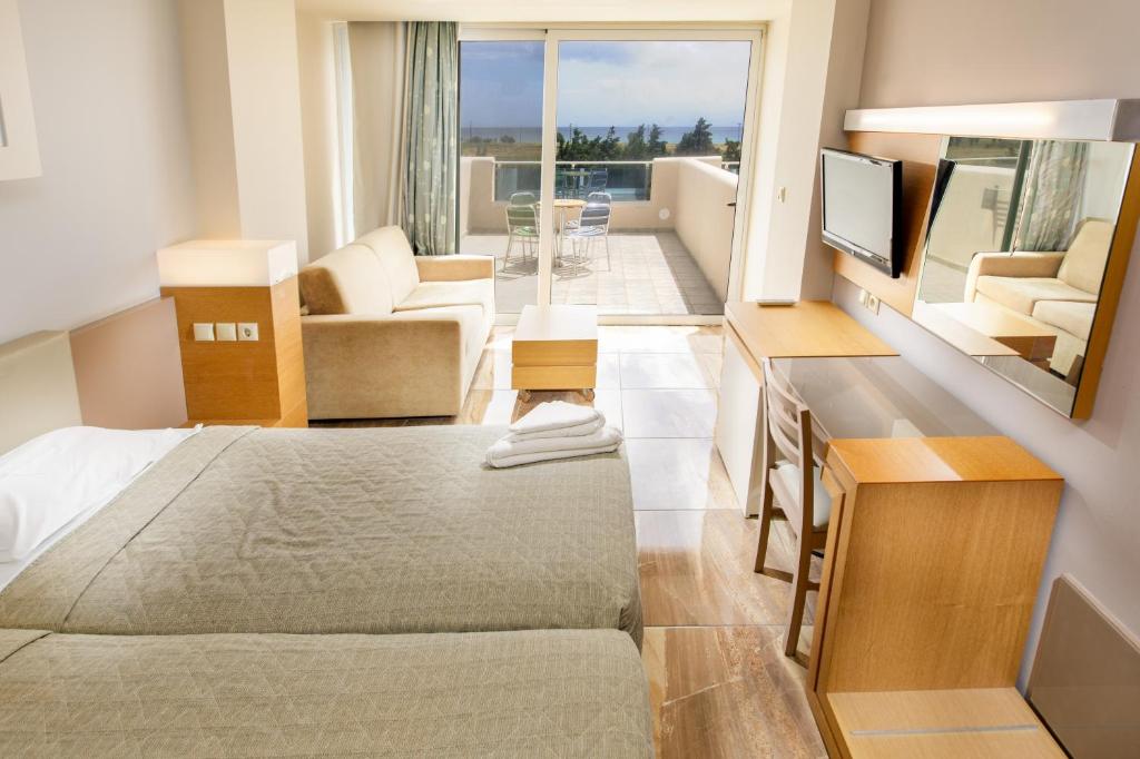 Postel nebo postele na pokoji v ubytování Sovereign Beach Hotel