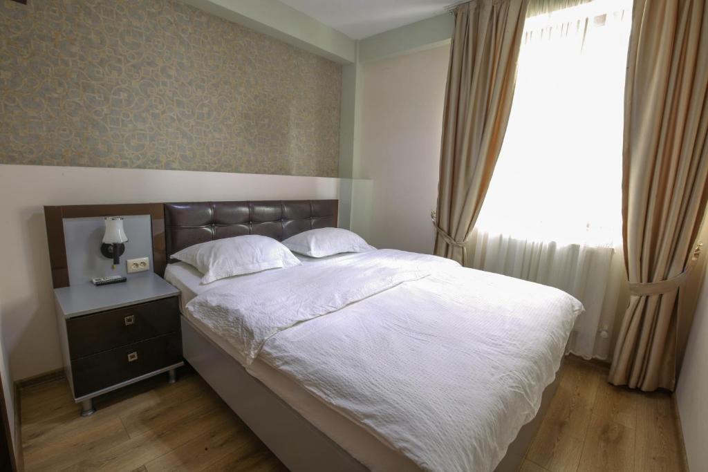 Postel nebo postele na pokoji v ubytování The K Tbilisi