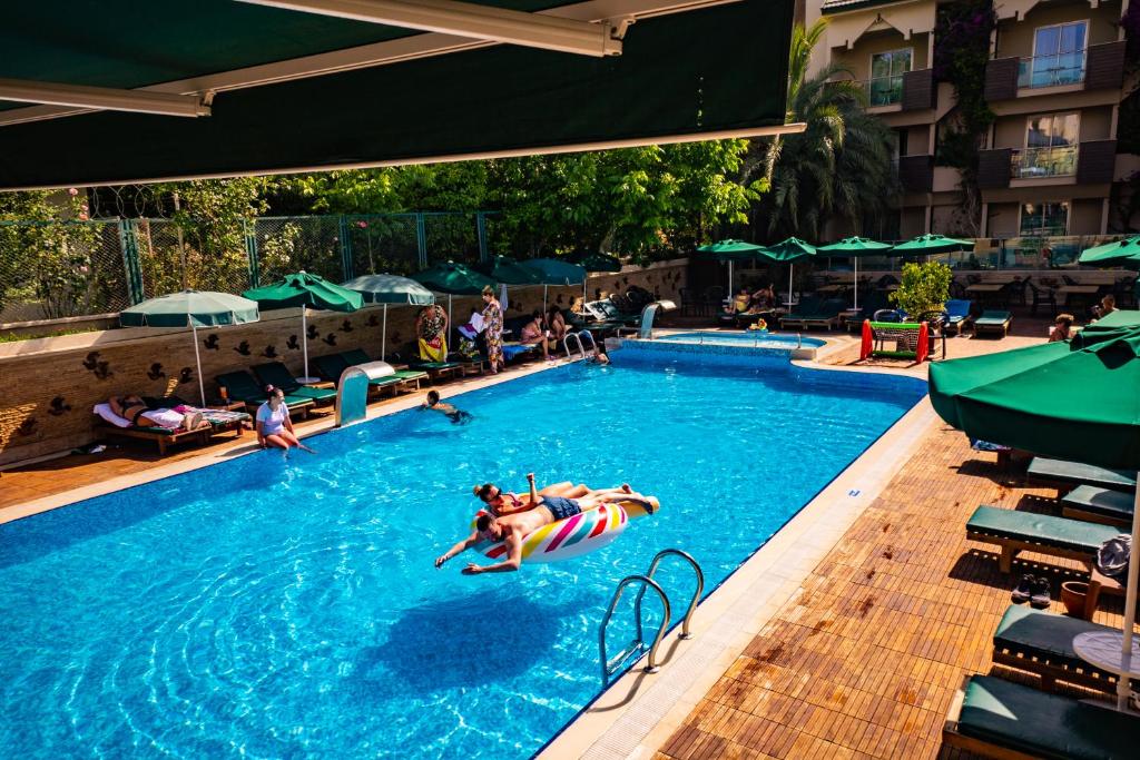 Bazén v ubytování Ambassador Plaza Hotel nebo v jeho okolí