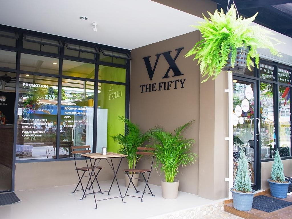 una tienda con sillas y plantas delante de ella en VX The Fifty, en Bangkok