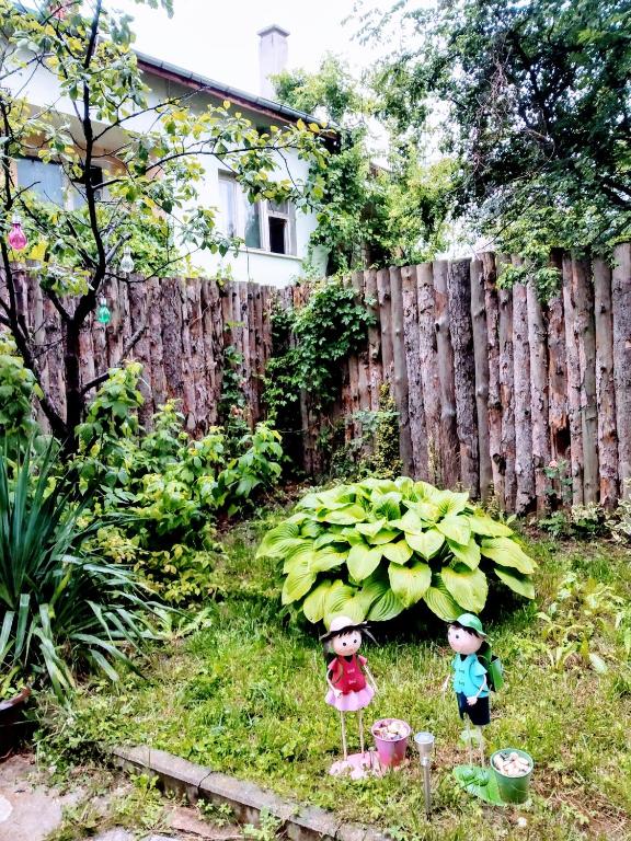 A garden outside Black&Red Apartment