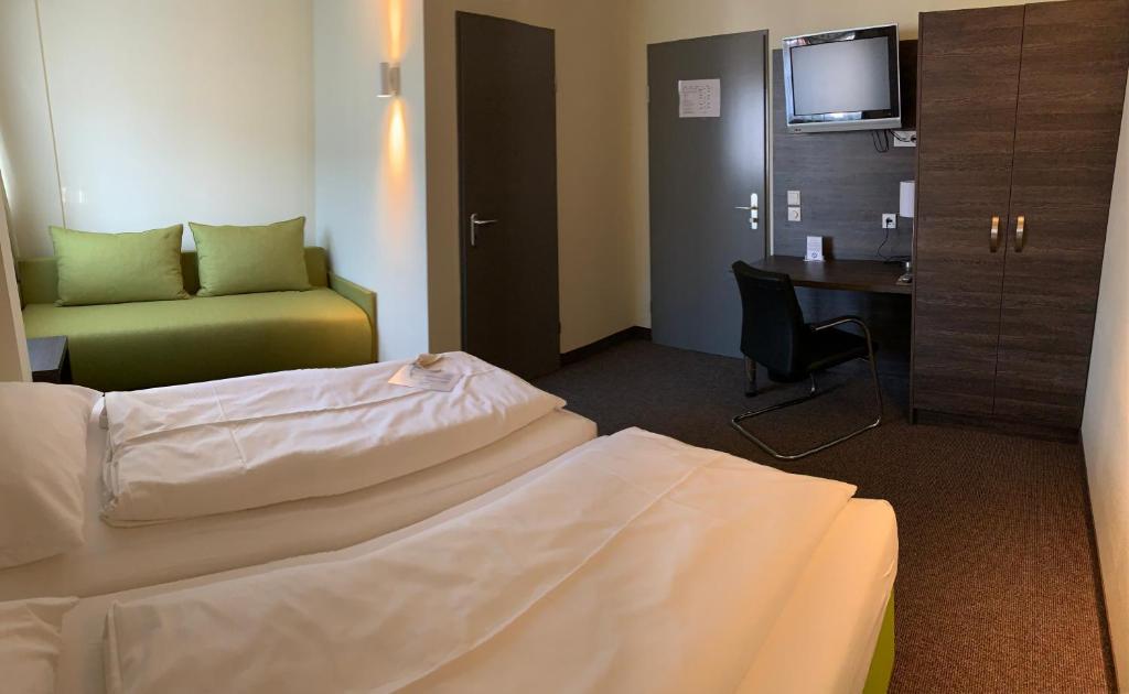 Postel nebo postele na pokoji v ubytování Behringers City Hotel Nürnberg