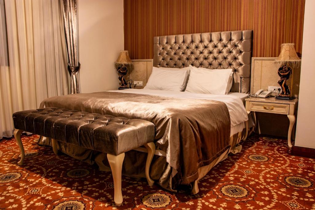 Postel nebo postele na pokoji v ubytování Atropat Old City Hotel