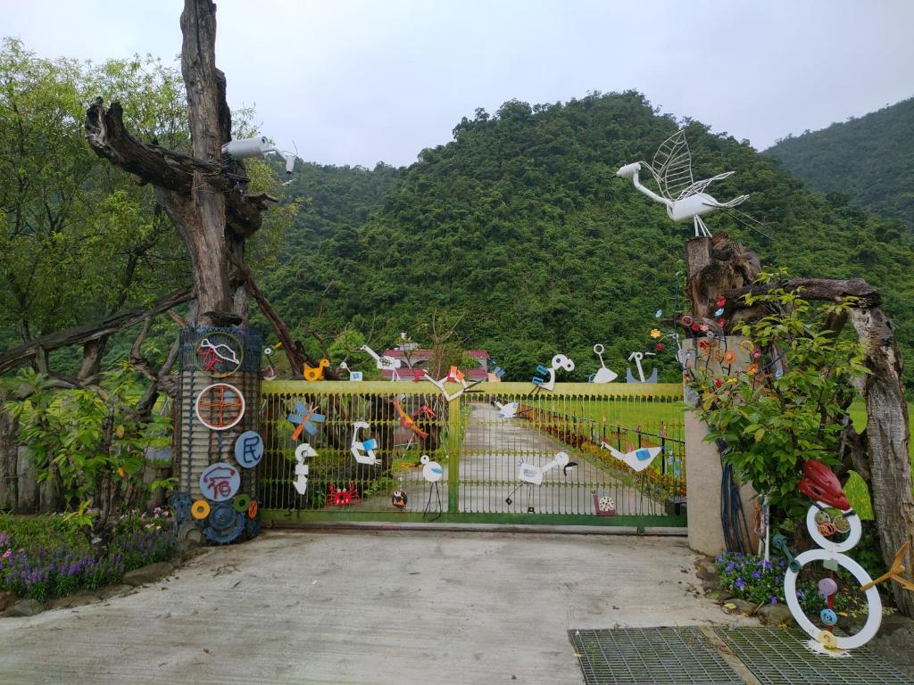una recinzione con un cancello con sopra degli animali di Lutenist B&B a Yuanshan