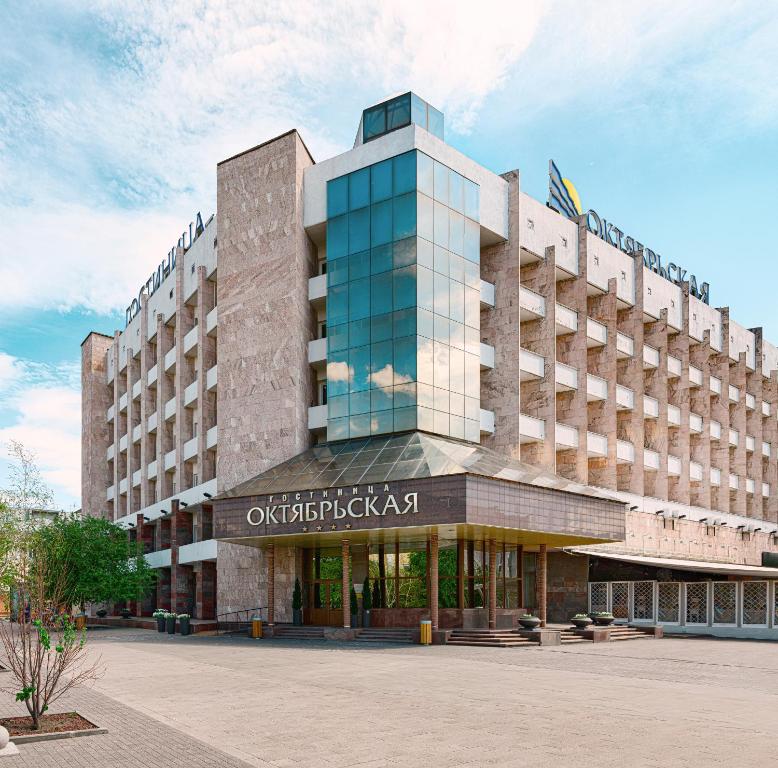 un edificio de oficinas con una fachada de cristal en Oktyabrskaya Hotel, en Krasnoyarsk