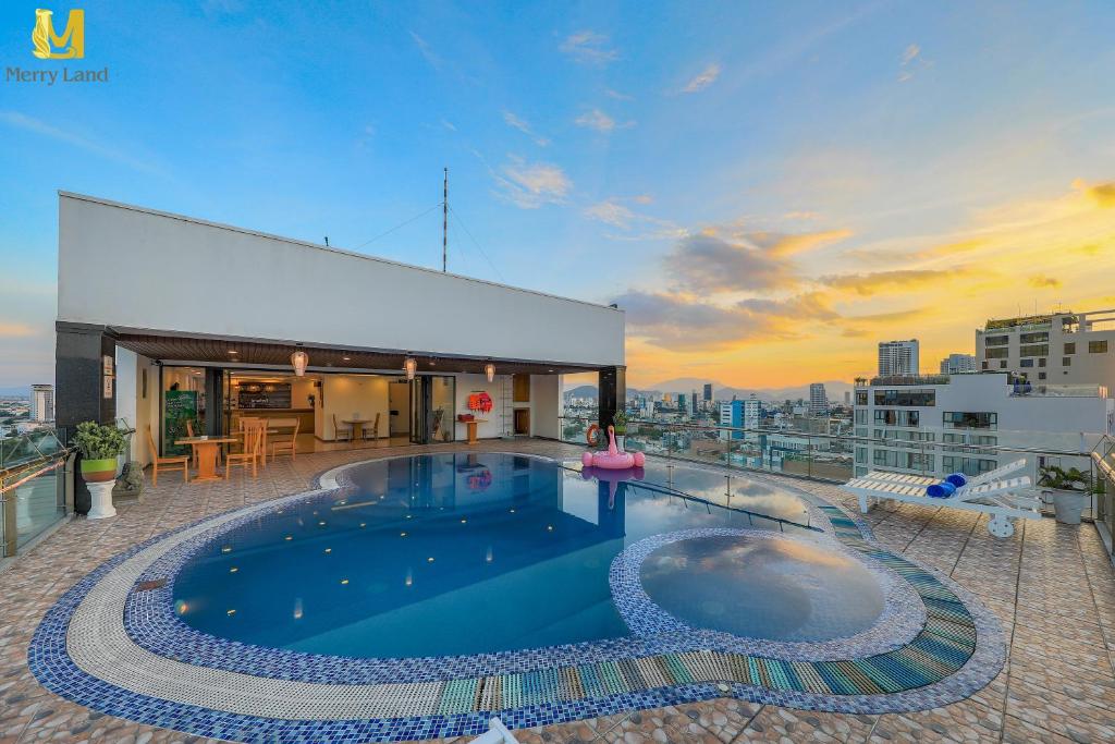 una piscina en la azotea de un edificio en Merry Land Hotel Da Nang en Da Nang