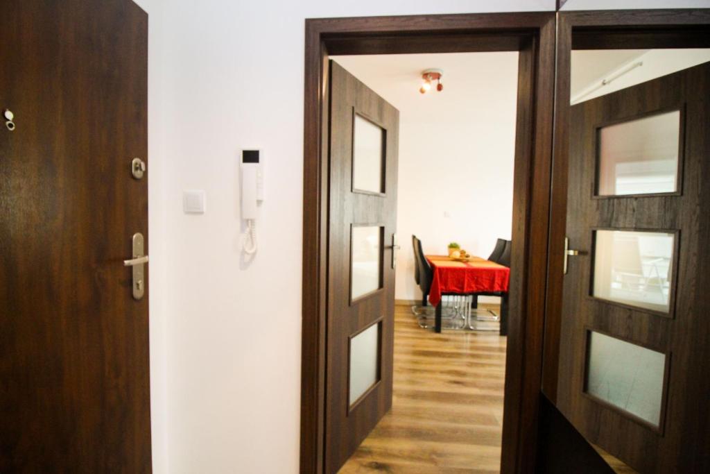 Łóżko lub łóżka w pokoju w obiekcie Apartament Lublin Stare Miasto "Wild Cat"