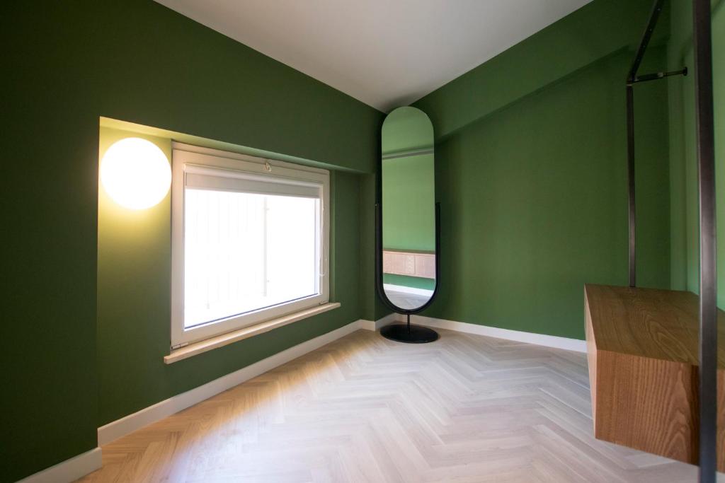 A bed or beds in a room at Metropolitan Suites