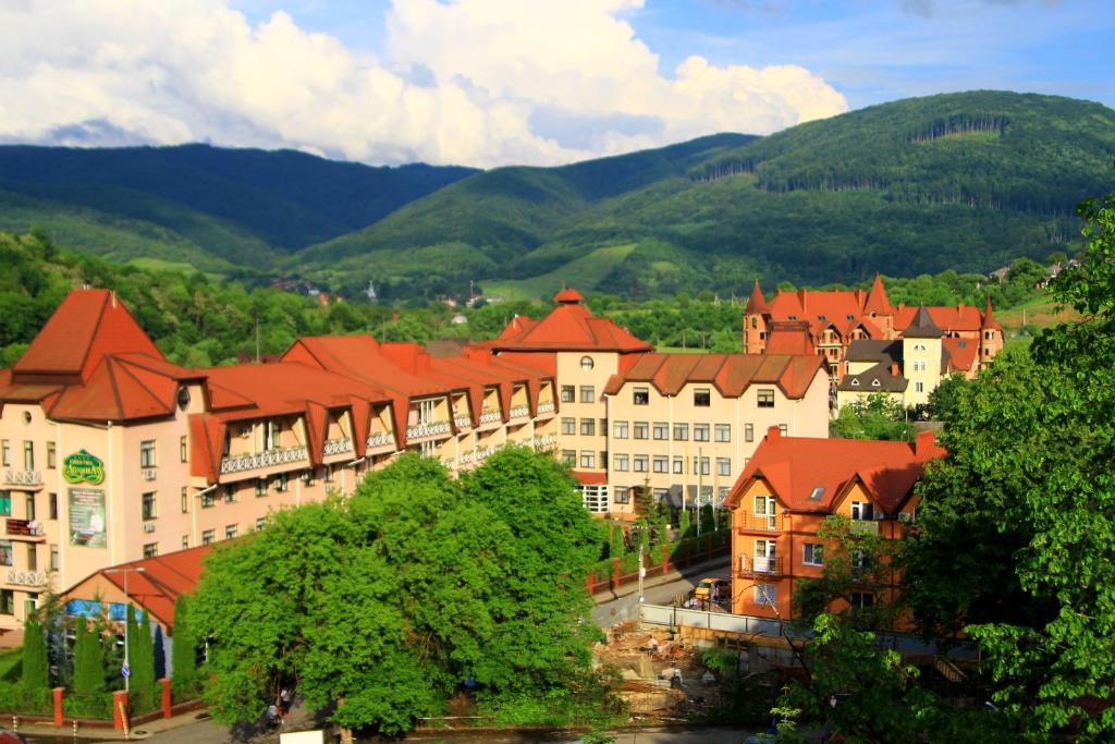 Nespecifikovaný výhled na hory nebo výhled na hory při pohledu z hotelu