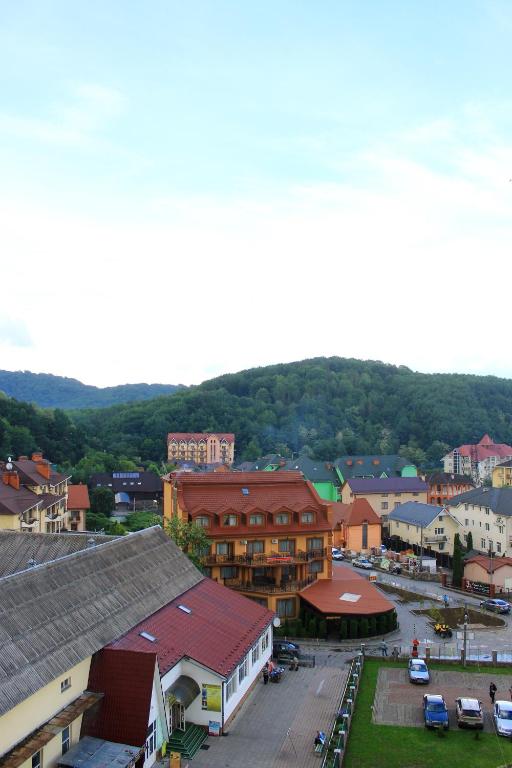 Nespecifikovaný výhled na hory nebo výhled na hory při pohledu z hotelu
