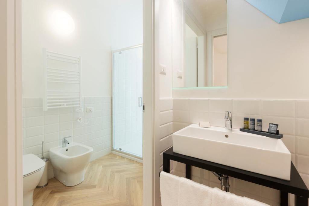 A bathroom at Metropolitan Suites