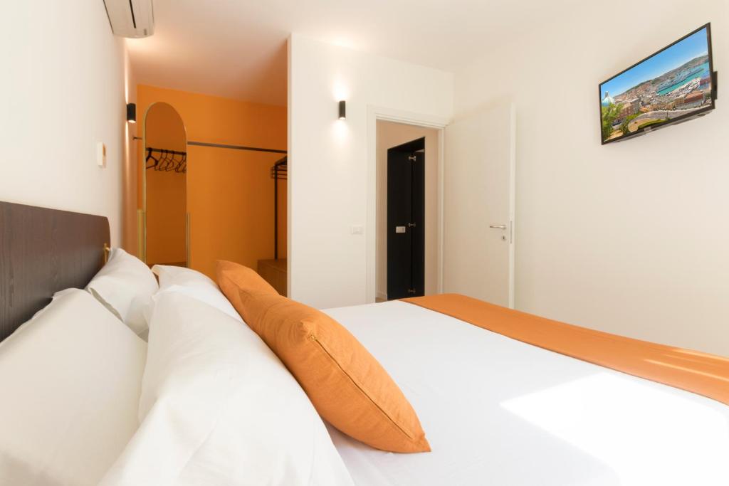 A bed or beds in a room at Metropolitan Suites