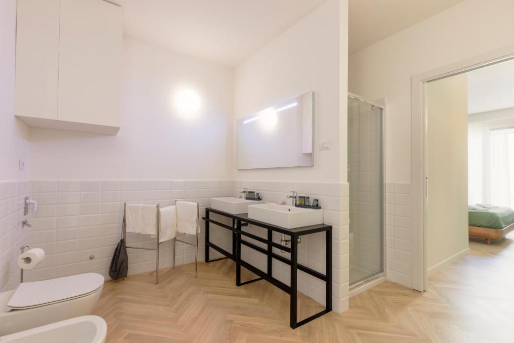 A bathroom at Metropolitan Suites